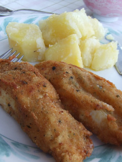 Una foto de Pescado blanco frito con salsa