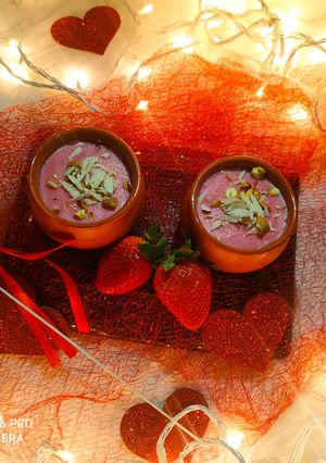 A picture of Strawberry phirni.