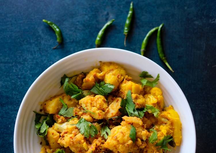 Steps to Prepare Quick Aloo Gobi (Potato &amp; Cauliflower) Curry