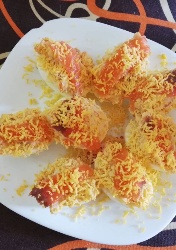 Una foto de Huevos rellenos de salmón y carne de cangrejo