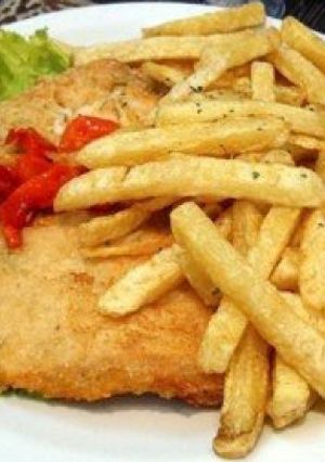 Una foto de Milanesas con papas y ensalada😊