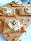 Chiacchere salate al pistacchio con mousse di mortadella