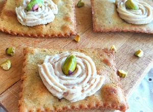Foto di Chiacchere salate al pistacchio con mousse di mortadella
