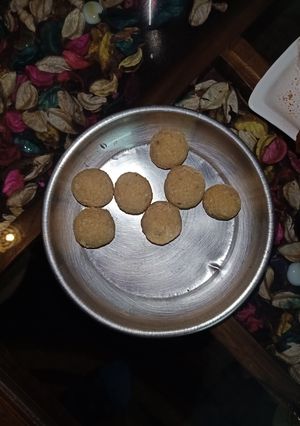 A picture of Jaggery coconut ladoo.