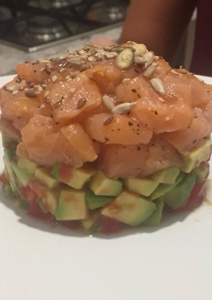 Una foto de Tartar de salmón