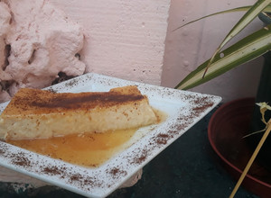 Una foto de Flan cremoso de leche condensada y leche de coco 🍮