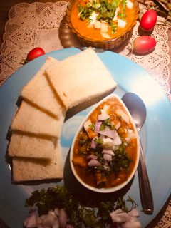 सोयाबीन पावभाजी (soyabean pav bahji recipe in marathi) रेसिपी चे मुख्य फोटो
