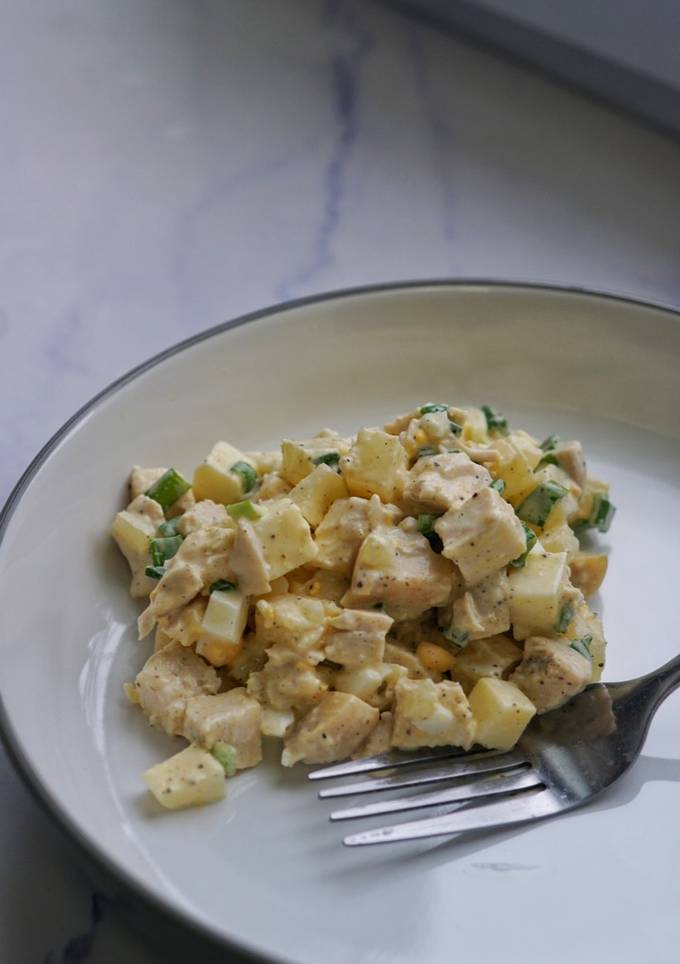 Салат з куркою та ананасом