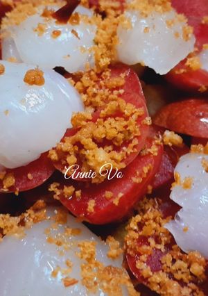 Hình của món Mận và trái vải lắc muối tôm.