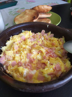 Una foto de Huevos revueltos con jamón 🍳