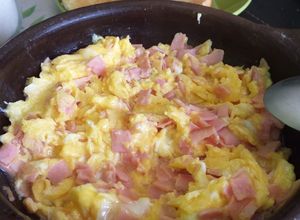 Una foto de Huevos revueltos con jamón 🍳