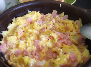 Una foto de Huevos revueltos con jamón 🍳