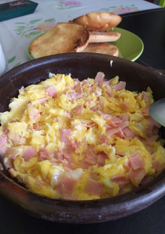 Una foto de Huevos revueltos con jamón 🍳