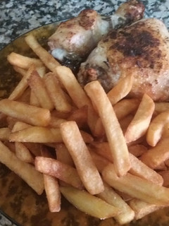 Una foto de Pollo con patatas fritas