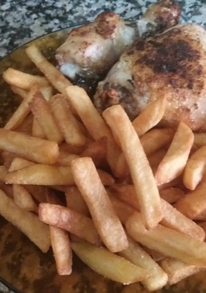 Una foto de Pollo con patatas fritas