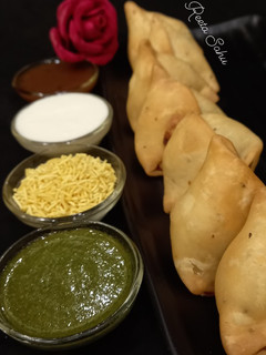 समोसे (Samose recipe in hindi) रेसिपी मुख्य फोटो