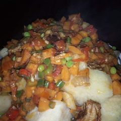 A picture of Yam  with vegetable sauce.