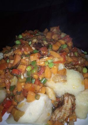 A picture of Yam  with vegetable sauce.
