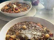 Una foto de comida saludable con acelga