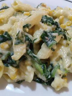 Una foto de Mostacholi rallados con vegetales y salsa de queso. (Sin tacc)