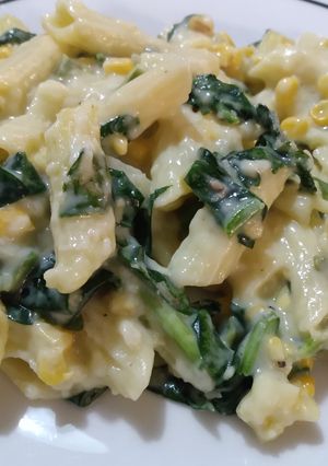 Una foto de Mostacholi rallados con vegetales y salsa de queso. (Sin tacc)