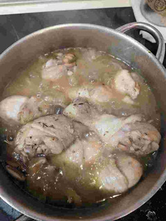 Una foto de Muslitos de pollo en salsa
