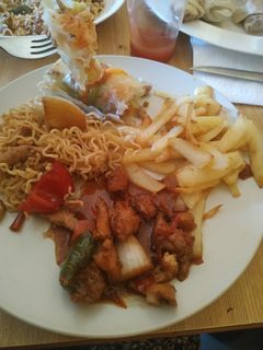 Una foto de Pollo asiático y fideos chinos o noodles estilo asiático