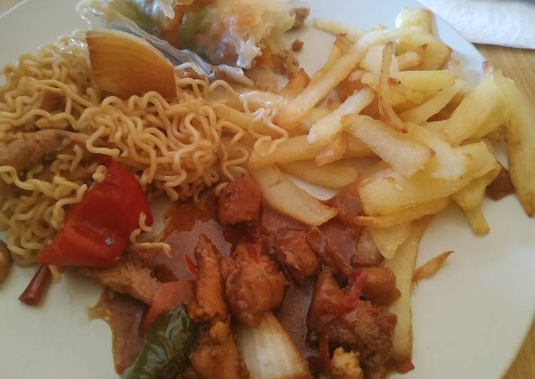 Pollo asiático y fideos chinos o noodles estilo asiático