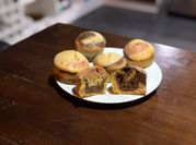Una foto de muffins de betabel