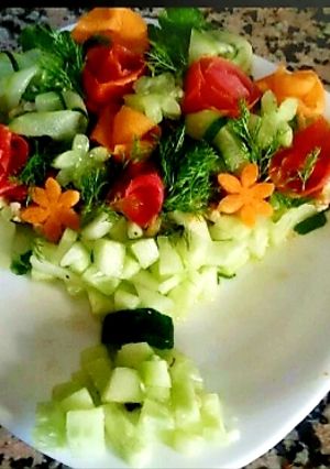 Una foto de Ensalada en forma de ramo de flores