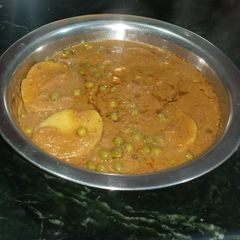 A picture of Peas and potato curry.