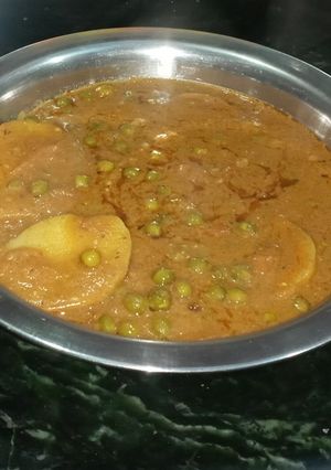 A picture of Peas and potato curry.