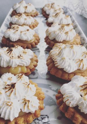 Une photo de Tartelettes au citron meringuées