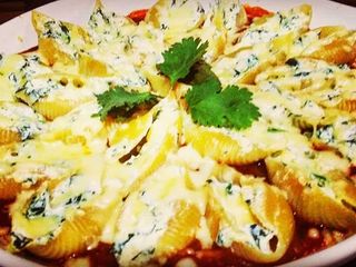 Conchiglione Recheado de Ricota, Espinafre, Parmesão e Gratinado com Mussarela