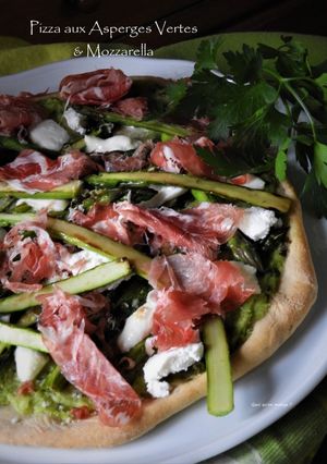 Une photo de Pizza asperges vertes et mozzarella