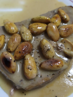 Una foto de Atún en salsa de coco con almendras