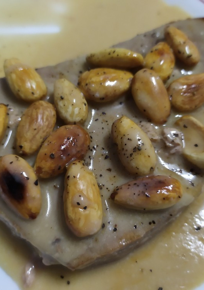 Una foto de Atún en salsa de coco con almendras