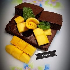 A picture of Brownies with Mangoes.