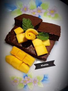 A picture of Brownies with Mangoes.