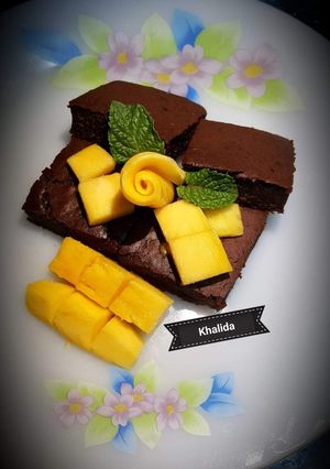 A picture of Brownies with Mangoes.