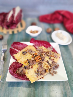 Foto di Ravioli con radicchio rosso, gorgonzola e noci