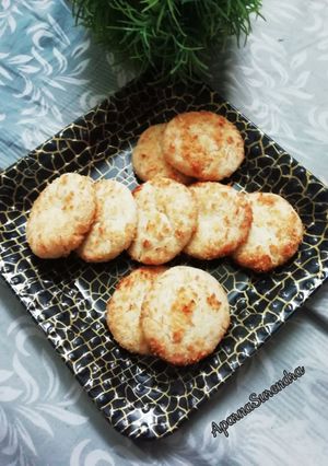 कोकोनट कुकीज़ (coconut cookies recipe in Hindi) रेसिपी मुख्य फोटो