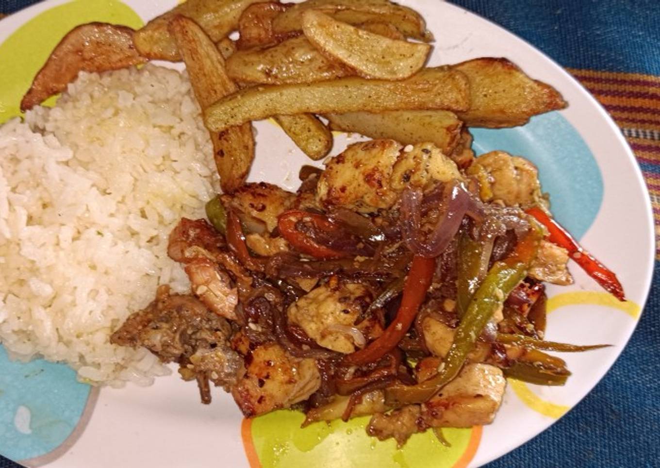 Pollo oriental con papas y arroz blanco 🍛