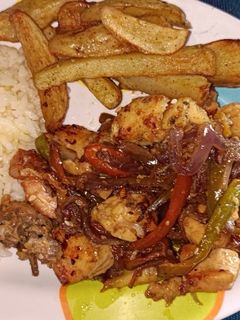 Una foto de Pollo oriental con papas y arroz blanco 🍛