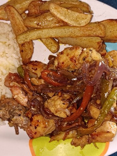 Una foto de Pollo oriental con papas y arroz blanco 🍛