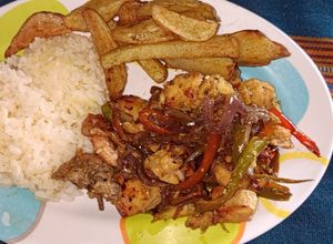 Una foto de Pollo oriental con papas y arroz blanco 🍛