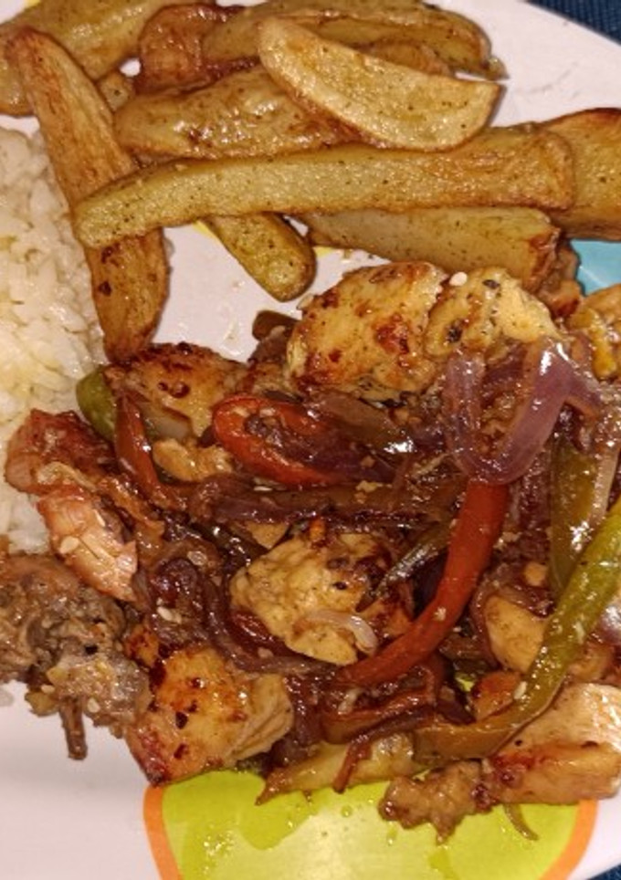 Una foto de Pollo oriental con papas y arroz blanco 🍛