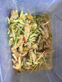 Hình của món Chân gà ngâm sả tắc.