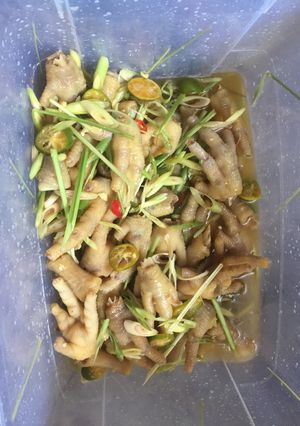 Hình của món Chân gà ngâm sả tắc.