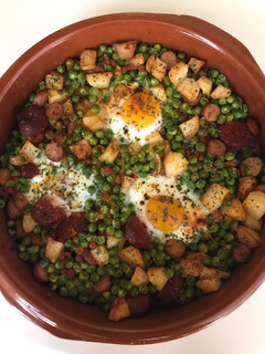 Una foto de Huevos a la flamenca con cebolla caramelizada 🍳
